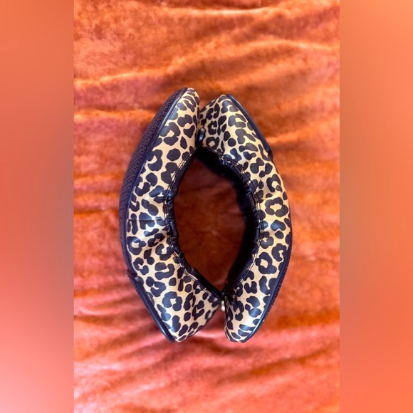 Michael Kors Tan & Black Leopard Print Ballet Flats W/ Bow, Size 8 - Picture 4 of 7